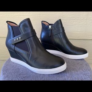 Paola black leather wedge bootie. Size 7 women’s. 2 1/2” heel. Great condition.